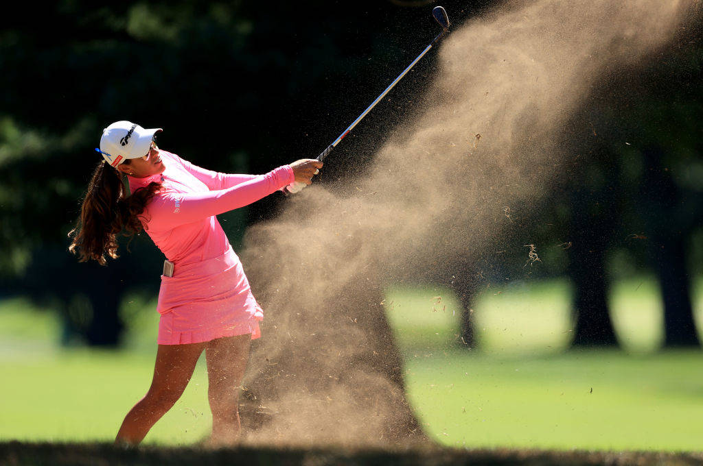 Maria Fassi hitting a shot out of sand